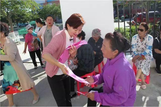 有一味常见的草药会长在路旁,南方人用它来煲汤可祛湿解毒
